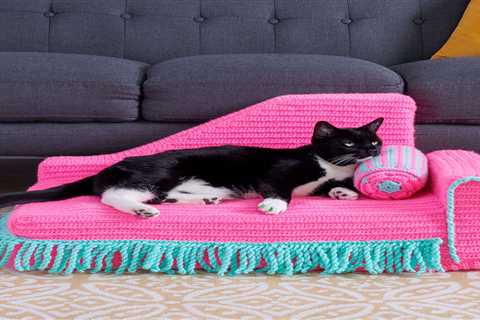 Red Heart’s Latest Take On The Popular Kitty-Cat Couch … a ‘Chaise-Style Lounge’